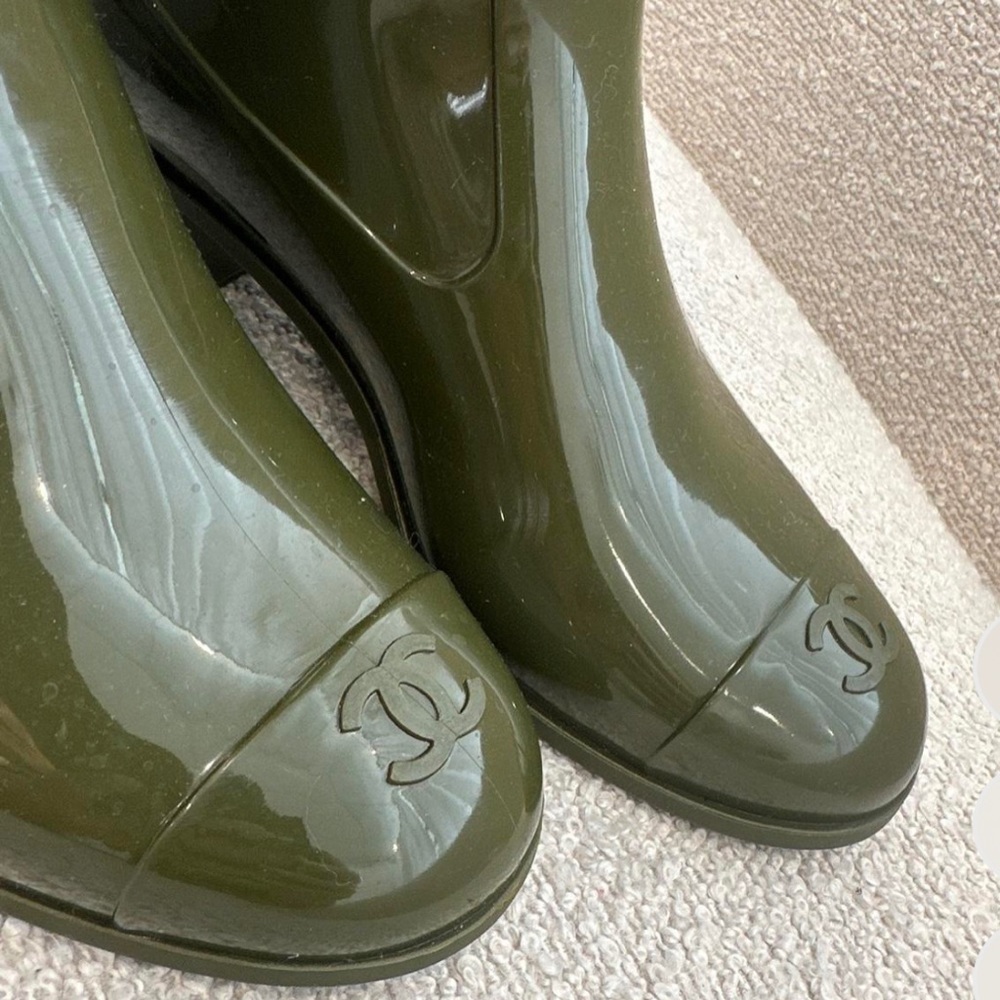 HOST PICK⭐️Authentic Chanel Camellia Flower Rain Boots ❤️ khaki Green 💚 - Picture 8 of 16